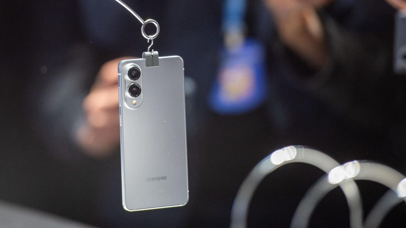 Latest Galaxy S25 Edge Tease Tease leaks Latest Galaxy S25 Edge Tease Tease Leaks