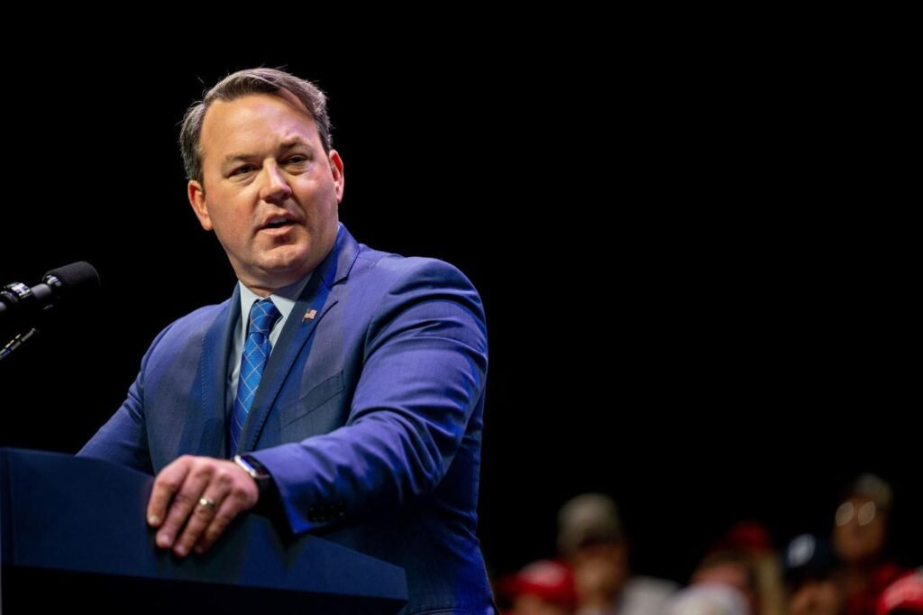 Candidate Campaigns For Gradual Remove Income Taxes