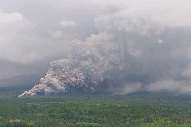 Semeru volcano erupts in Indonesia, spewing powerful pyroclastic flows Semeru Volcano Erupts In Indonesia, Spewing Powerful Pyroclastic Flows